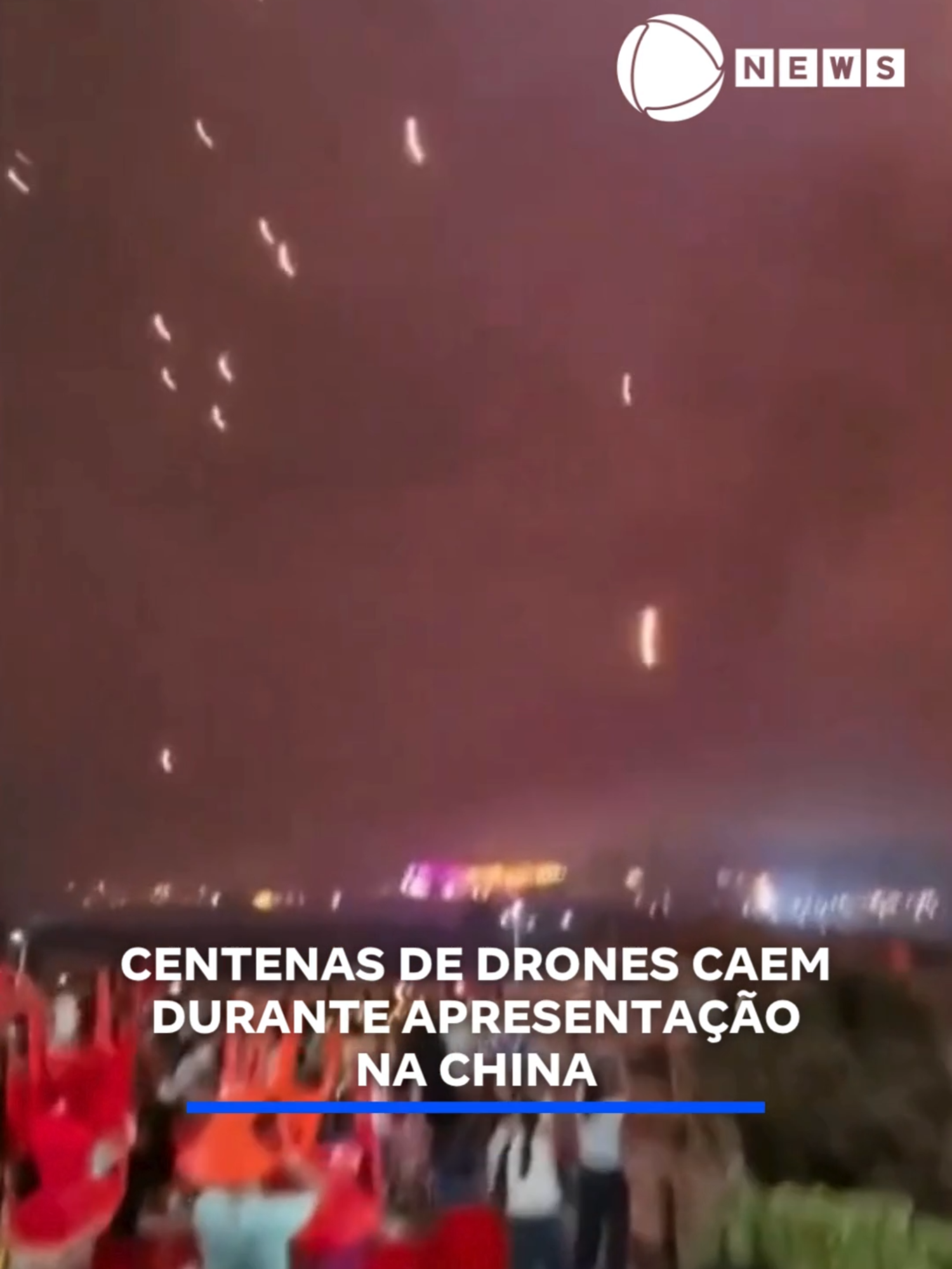 Um show de drones na China terminou em caos após centenas de aparelhos caírem do céu devido a falhas técnicas. A queda assustou o público, e alguns drones chegaram a provocar pequenos incêndios. Apesar do incidente, não houve registro de feridos. 📲 #RecordNews