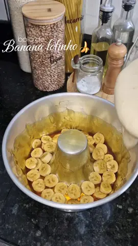 Bolo de banana fofinho 🤌🤤 ingredientes  3 ovos 1 xicara de açúcar  meia xicara de óleo  1 xicara de leite  2 xicara de farinha de trigo  2 bananas medias já maduras calda 1 xicara de açúcar  #bolodebanana #receita #fyp #donadecasa 