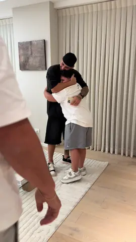 אני ונדב נפגשנו עם עומרי הכוכב , כמה אהבה וכוח הילד הזה מילא אותי אני לא יכול להסביר מאחל לך שתצליח בכל מה שתרצה בחיים , אתה נסיך אמיתי❤️@Nadav Hanzis  