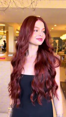 Ela ficou linda ruiva, né? Vc escolheria outro tom pra ela? Uma dica de mistura que chega perto desse resultado é Igora 8.77 + 6.88 (5:1). Para tonalizar usamos banho de brilho raposinha com um pouco de flamingo e gotinhas do pica pau, todos da @Kamaleão Color 