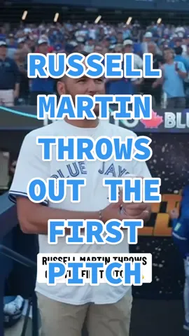 Former Blue Jay and Canada’s own Russell Martin throws out the first pitch ahead of the #ALDS 🍁 #Postseason #bluejays #bluejaysonsn #MLB 