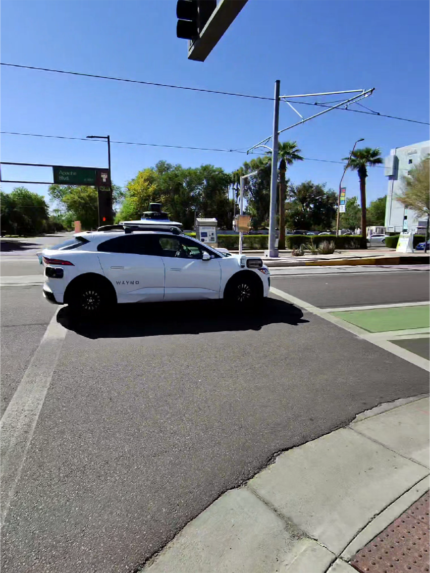 Driverless cars in Tempe #waymo #driverlesscar #genx #taxitvshow 
