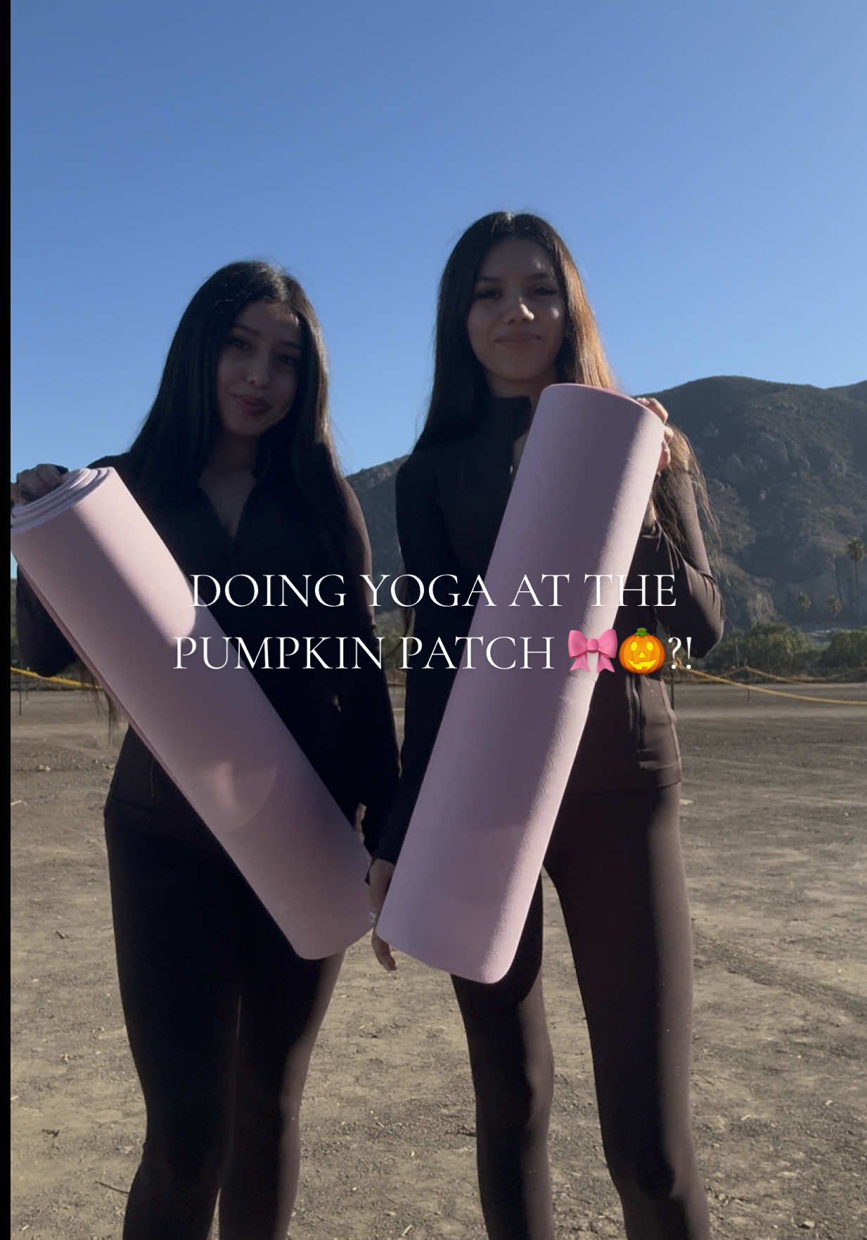YOGA AT THE PUMPKIN PATCH 🎀🎃 I had so much fun it was such a vibe it was our frist time doing a yoga class it was kind relaxing but i was struggling at points cause it was so warm 😭  @𝒔𝒐𝒇𝒊 🎀 #fyp #fall#yoga#805 #OOTD 