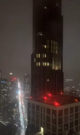 325 METRE YÜKSEKLİĞİNDEKİ BİNANIN RÜZGARDAN SALLANMASI GÜNDEM OLDU!  New York’ta bulunan 325 metre yüksekliğindeki Brooklyn Tower’ın rüzgârdan sallanması gündem oldu.