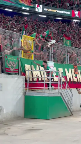 احتفال زكرياء نعيجي مع  اتراس حب وعقلية#mouloudia_virage_sud🇮🇹 #تونس_المغرب_الجزائر #افرييقيا #MCA #mouloudia_virage_sud🇮🇹🙏 