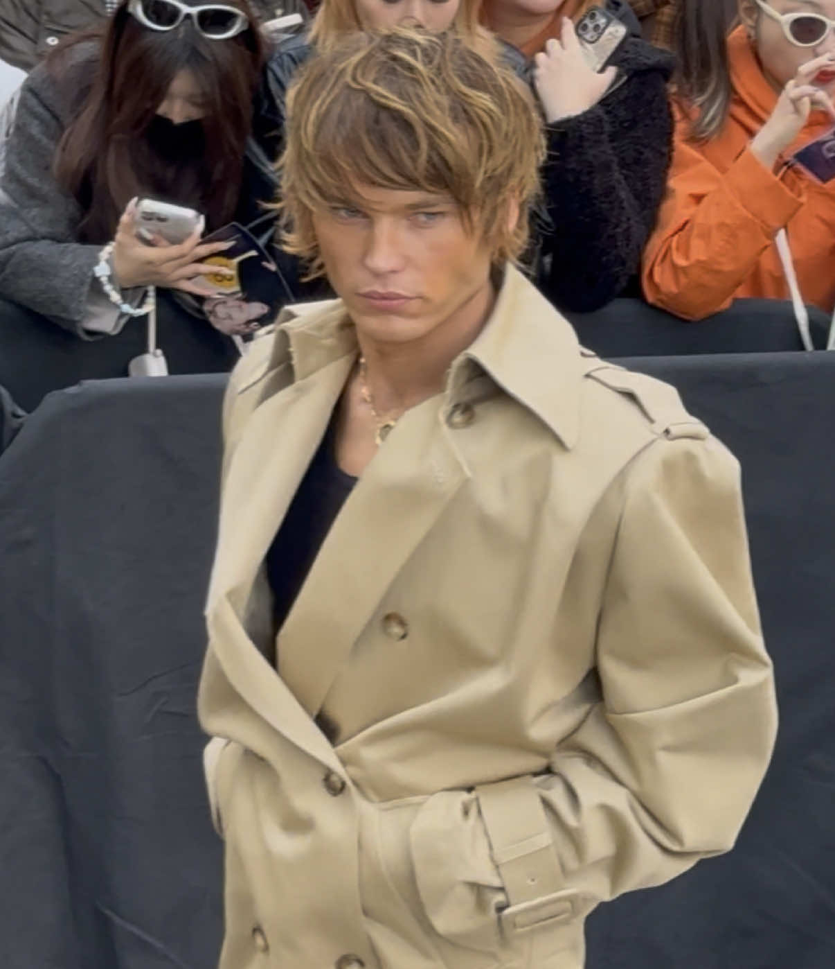 #JordanBarrett attends the Mugler Spring-Summer 2026 show at Paris #FashionWeek