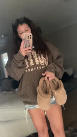 Oversized hoodie fall fashion #fallootd #comfystyle #hoodie #crocs #clogs 