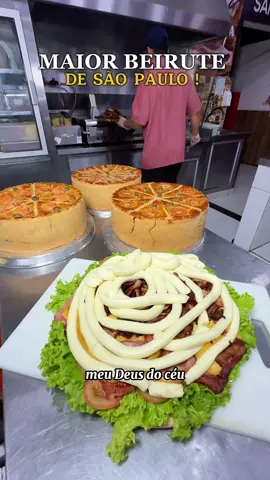 O MAIOR BEIRUTE DE SP! Fomos perambular na Padaria Nova Inperio e meus amigos ficamos impressionados. Esse com certeza é o maior lanche de SP, com mais de 10 itens e pesando mais de 6kg 😍 Serve 10 pessoas o que dá pra cada R$29,90 ainda vem acompanhado de batata frita🥤  Se preferir encomendar ou comer sozinho o valor do lanche total é de 💲299,90 (Mais serve 10 pessoas também)  CURTIU? Já marca alguém que come um desse sozinho! 🔥🔥 🍔 Padaria Nova Império  📍Avenida General Penha Brasil, 1385 - São Paulo