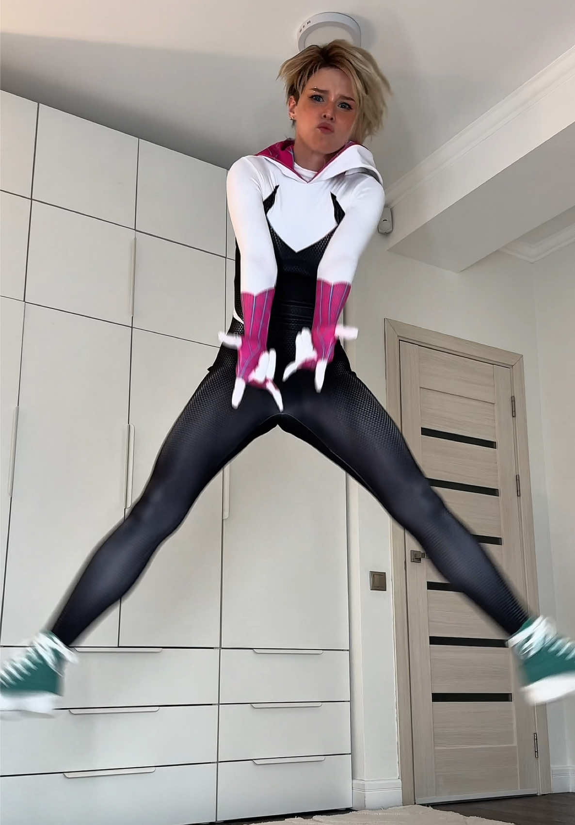 Fav superhero??? #gwen #gwenstacy #spidergwen #spiderman #copslay 