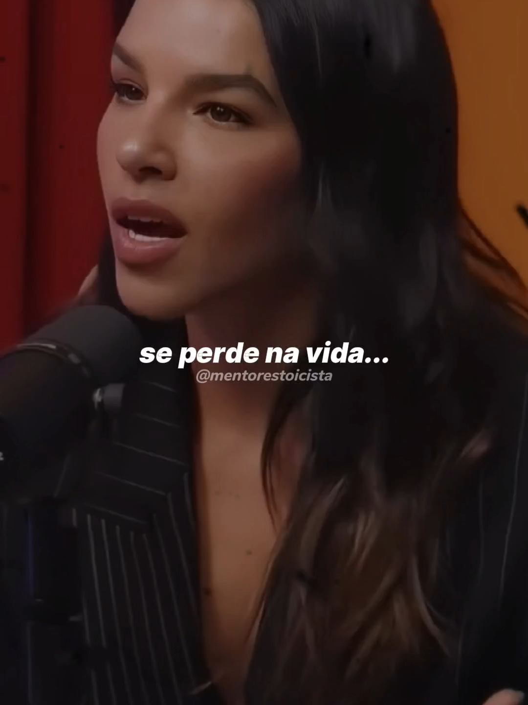 Reflexão sobre relacionamento - Mariana Rios Amar também é saber dar espaço. Em qualquer relacionamento — amoroso, de amizade ou profissional — o equilíbrio está em respeitar o espaço do outro. Quando tentamos controlar, prender ou moldar alguém aos nossos moldes, o vínculo perde o ar. O amor sufocado vira peso, e a amizade sem liberdade se transforma em prisão. Relacionamentos saudáveis não exigem que ninguém se anule. Pelo contrário: florescem quando cada um pode crescer do seu jeito, perseguir seus sonhos e manter sua individualidade. É isso que mantém o encanto, o respeito e a admiração vivos. Dar liberdade não é se afastar — é confiar. É entender que o outro pode caminhar ao seu lado por escolha, não por obrigação. Amar verdadeiramente é permitir que o outro seja quem é, e ainda assim, escolher ficar. #saudemental #reflexãododia #motivaçãodiária #relacionamento