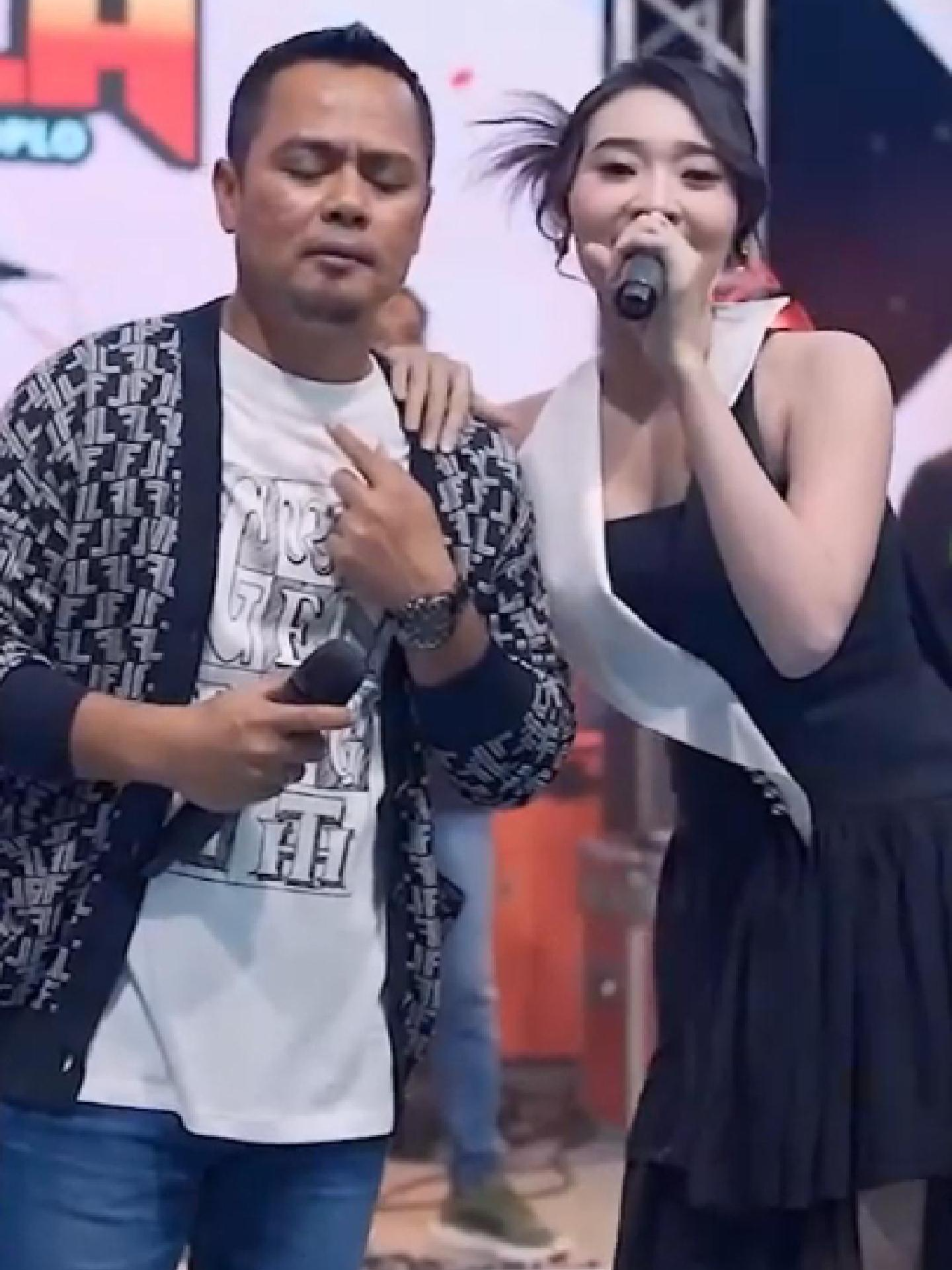 Defarina Tuhan mohon izinkan #lewatberanda #fypshortclips #dangduttiktok #goyangbebas #adella #defarinaindra #viralsound #lalawidilovers #kucingtiktok