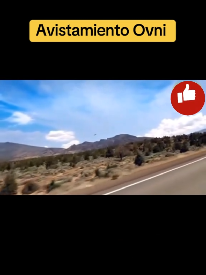 Un ovni es grabado justo en el momento donde acelerar a gran velocidad dejando una estela y sonido #ovnis #ufoキャッチャー #platillosvoladores #diosesangelesextraterrestres #uaps 
