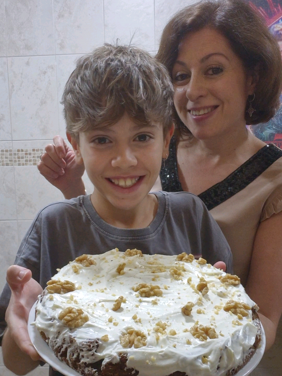 Tarta de zanahoria  INGREDIENTES: 280g de harina 1 sobre de levadura  1 cucharadadita de sal  canela 290 ml de aceite 3 huevos L 250g azúcar moreno  1 cucharada de esencia de vainilla  300g de zanahorias ralladas 100g de nueces GLASEADO: 150g de queso crema  50g de mantequilla  100g azúcar glas 1/2 cucharada de esencia de vainilla  170 grados 35-40 minutos 