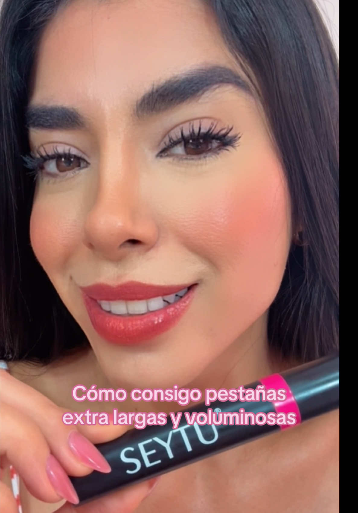 Una mirada dice más que mil palabras… Largas, con volumen y listas para resistir cualquier emoción —gracias a mi máscara a prueba de agua Seytú 💋 No solo realza tu mirada… te hace sentir poderosa, segura y lista para conquistar el día. 💫 ¿Lista para probarla? Escríbeme y te cuento mi secreto. #Seytu #miradadeimpacto #pestañaslargas #karlacarrillo #keycedu 