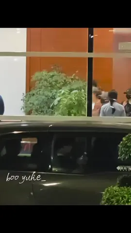 dia landing jam satu tadi malam, keliatan capek banget, biasanya dia lambaikan tangan ke fans, tapi kali dia cuman membungkuk.  jaga kesehatan mu yuyu. jika kamu lelah berhenti lah sejenak,. 🥺🐟🐟 #ziyu #festival #foryoupage #fypage #fyp 