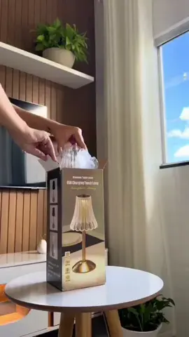 Abajur saia de seda: toque e 3 cores para clima aconchegante. #abajur #luminaria #decoracao #luminariademesa #abajurpremium 