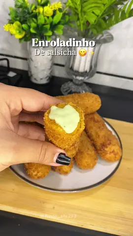 Enroladinho de salsicha 😋 Fácil, rápido e delicioso 😍 Ingredientes: 200ml de leite 250ml de água 1 colher de sopa de manteiga  1 colher de colorau  1 caldo de galinha 1/2 colher de chá de sal 300g de farinha de trigo #enroladinho #salgado #lanche #receitas #comida 