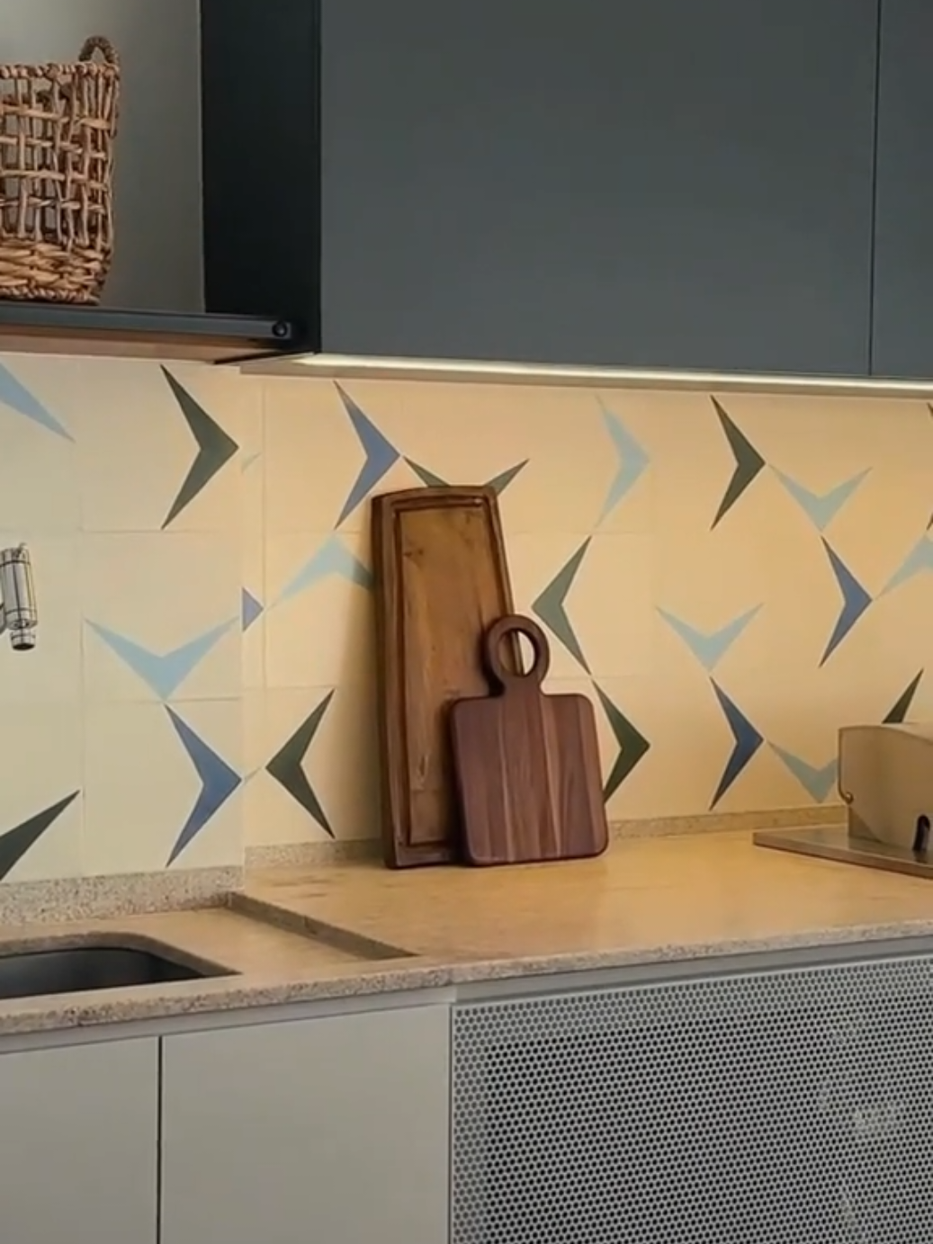 Elas uniram a ÁREA GOURMET + LAVANDERIA num só espaço de um jeito FUNCIONAL e ENCANTADOR! 😀 Para ver vídeo completo link na Bio #tourpeloapartamento #decor  #arquitetura 