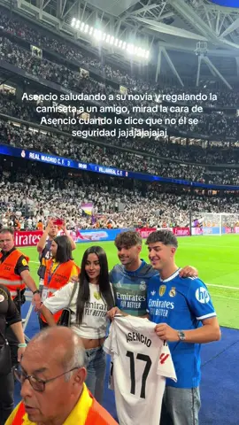 Asencio regala su camiseta al final Del Real Madrid - Villarreal. #furbol⚽ #football #asencio #selenia #bernabeu #play #realmadrid #santiagobernabeu #like 