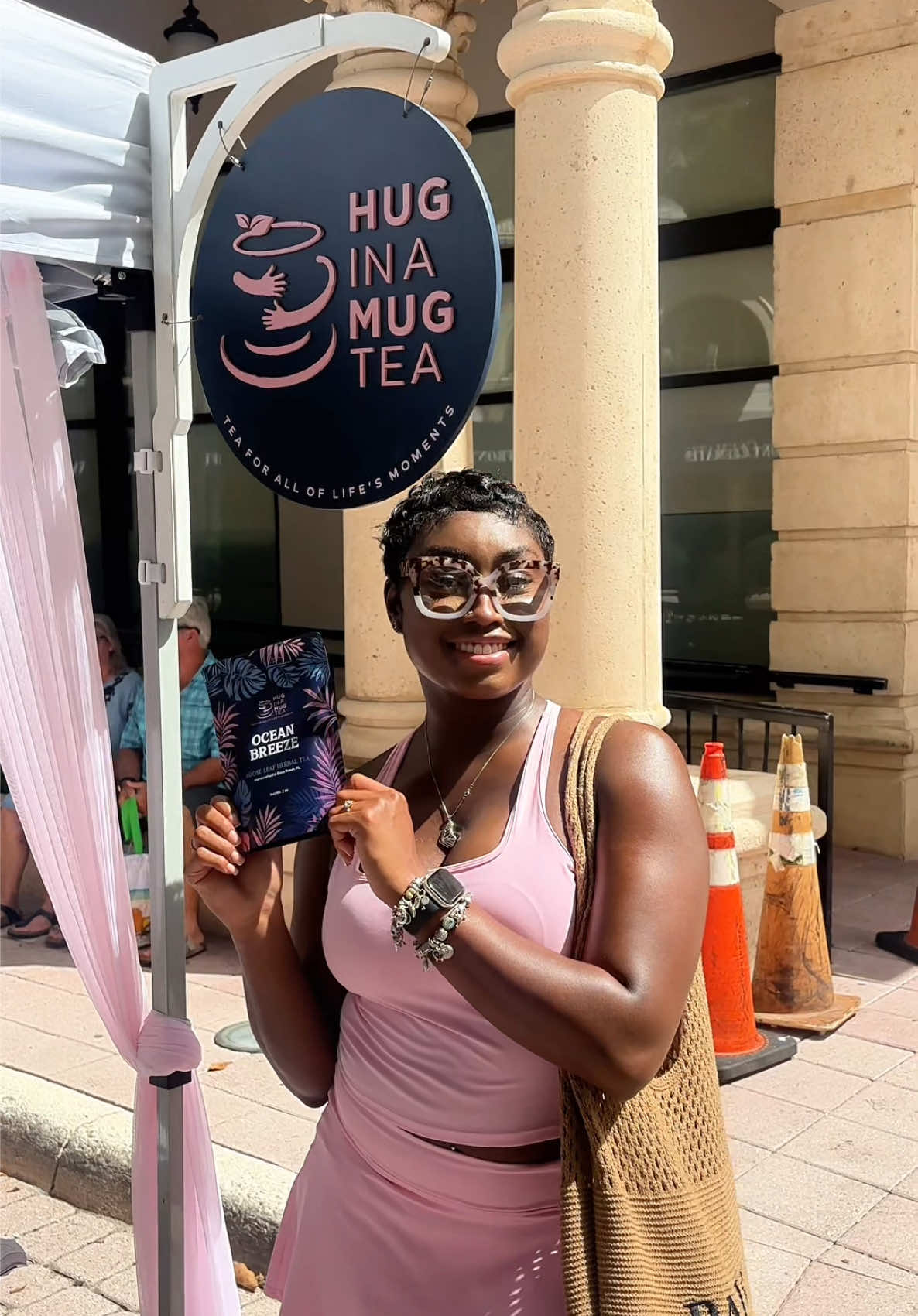 Last year didn’t really give 😭 but this year? The food hit, the vibe was right, and I saw way more of the homegirls 🥰 I used my @nyxcosmetics primer since I knew I’d be in the sun all day — and my makeup did not move 😮‍💨✨ Might make this my Saturday thing till May 👀 #WestPalmBeachGreenMarket #WestPalmBeach #BlackGirlsInWestPalmBeach #SouthFloridaLife #FarmersMarket    