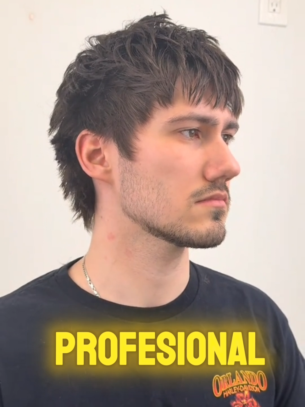 El Mod Cut está marcando tendencia en las barberías 🔥 Un estilo moderno, con textura y caída natural que resalta cualquier tipo de rostro. En este video te enseño paso a paso cómo lograr un resultado limpio, preciso y con flow. 💈 Guarda este video, sígueme y perfecciona tu técnica — el cambio está en los detalles. ¿Quieres aprender más cortes como este? Escríbeme al privado 📩 #barberia #cortes #modcut #look #cortesdecabello 