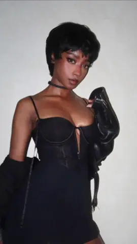 dressing like a horror game protagonist >>