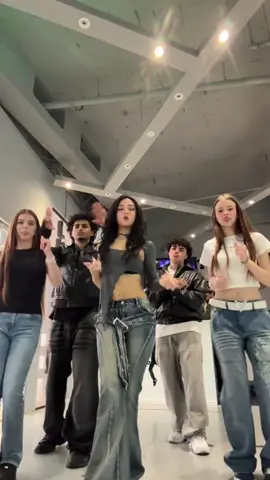 With the gang 💪🔥 @alina☆ @𝐂𝐡𝐢𝐚𝐫𝐚🪐 @𝐙𝐚𝐡𝐢𝐝𝐞 @Ejona II Check out @Nightclad for fresh clothing >> #lunatix #berkibooiii #alina #samro #zahide chiara 