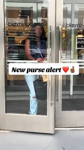 Atlanta shopping. Let me give a shout out to the sales reps in Atlanta Lenox Coach … so sweet and pleasant.💞 thankful for a nice experience picking up my new bag 🤞🏾 @Coach #kisslockpurse #coachkisslock #coachcrystalbag #coachfallcollection 