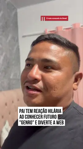 Um #pai está conquistando a internet com sua reação inusitada ao conhecer o primeiro “#pretendente” de sua filha. 😅💔❤️ Tudo começou de maneira aparentemente tranquila: ele permitiu que o garoto fosse até sua casa. O vídeo, narrado pelo próprio pai, mostra sua ansiedade crescendo a cada instante até o grande momento. Ao abrir a varanda, ele se depara com um rapaz. A mistura de choque, tentativas de manter a postura de “pai durão” e a voz da esposa ao fundo dizendo “Agora é tua vez de sentir” transformou a cena em um verdadeiro clássico da paternidade. A gravação rapidamente gerou identificação entre pais nas redes sociais, que comentam sobre o “sofrimento” bem-humorado que muitos já vivenciaram. 👀 Marque um pai de filha que entenderia perfeitamente essa situação!  #Tiktoknoticias 📸  Francimarcarvalho16 | @myhoodbr 