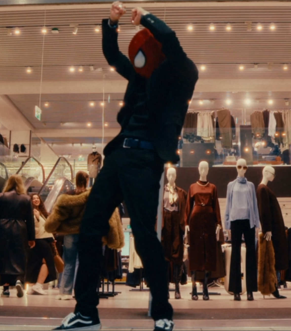 Admit it. You love that scene. We all do. 🤟🏻 #spiderman #spidey #spidermancosplay 