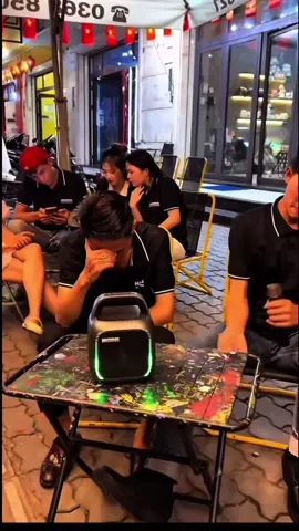 Thời gian không thể xoá đi tiếng yêu anh hôm nào Quặn tim đau từng cơn khi thấy anh vui cùng ai Vì sao anh không nói là hết yêu em rồi Thà đau một lần đau còn hơn mang nhiều cay đắng Vì sao anh lại nỡ gian dối tim em hỡi người Kề vai em mà tim anh khắc ghi bóng hình ai Vì sao anh lại muốn chọn cả hai con đường Lệ chan hoen bờ mi thì thôi ta đành chia tay vì yêu anh Em sẽ là người ra đi #nhachaymoingay #emselanguoiradi #tamtrang #cover #xuhuong 