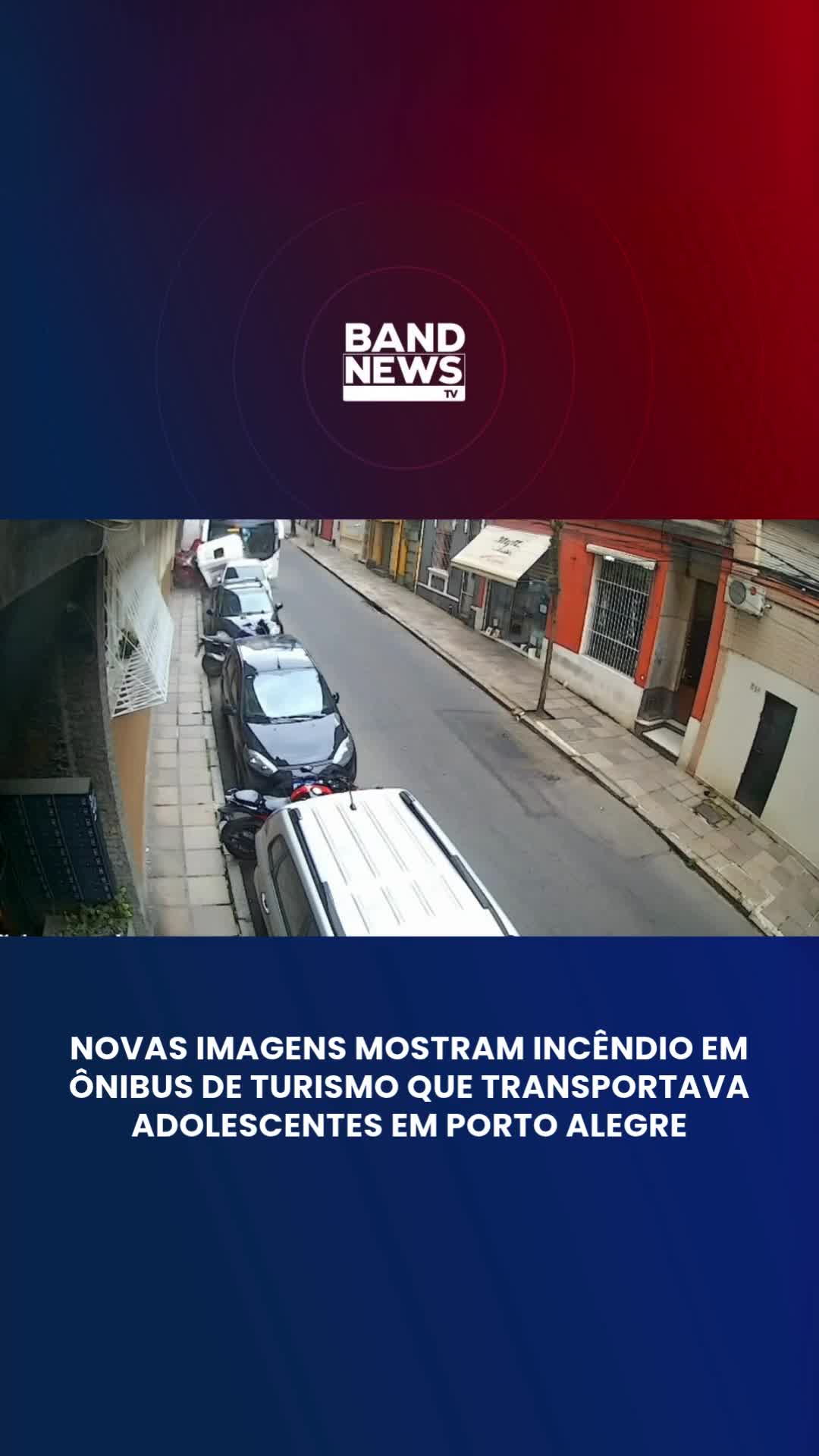 Novas imagens mostram o momento em que um ônibus de turismo pegou fogo após se enroscar em cabos de energia na Rua Espírito Santo, em Porto Alegre. O veículo transportava 55 adolescentes, além de três adultos, durante uma excursão escolar. De acordo com o Corpo de Bombeiros, as chamas foram controladas e não houve feridos. O grupo havia saído de Vacaria, na Serra Gaúcha, com destino ao Palácio Piratini, sede do governo do Rio Grande do Sul. Segundo relatos, o incêndio começou após o ônibus atingir a fiação elétrica e perder o controle na descida da via. O motorista, que preferiu não se identificar, afirmou que o freio apresentou falha momentos antes do impacto. Durante o acidente, o veículo ainda colidiu com outros dez carros estacionados na rua. A fumaça e o calor atingiram um prédio residencial, e os moradores de quatro andares precisaram ser retirados por segurança. Alguns deles receberam atendimento médico no local. #bandnewstv #Noticia #acidente #portoalegre
