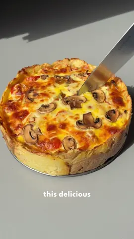 POTATO TART 🥔🤤🍳 INGREDIENTS:  ▪️ 4–5 large cooked potatoes (about 1.8 lb / 800g)  ▪️ Extra virgin olive oil, for brushing  ▪️ Mushrooms, to taste (about 3.5 oz / 100g)  ▪️ 10.5 oz shredded chicken (300g)  ▪️ 3.5 oz cherry tomatoes (100g)  ▪️ Shredded cheese, to taste (3.5–5 oz / 100–150g)  ▪️ 4 medium eggs  ▪️ ⅓ cup milk (3.4 fl oz / 100ml) ⏳ Time: 40 minutes  🌡 Oven: 350°F STEPS:  1️⃣ Mash the cooked potatoes and press them into a round baking mold to form a base.  2️⃣ Brush with olive oil and bake for about 10 minutes to set.  3️⃣ Add sautéed mushrooms, shredded chicken, and sliced cherry tomatoes.  4️⃣ Beat the eggs with milk and pour over the filling.  5️⃣ Top with shredded cheese and bake at 350°F for 40 minutes, until set and golden.  6️⃣ Let it rest a few minutes before slicing and serving. #potatorecipes #healthydinner #EasyRecipes #glutenfree #homemaderecipes  