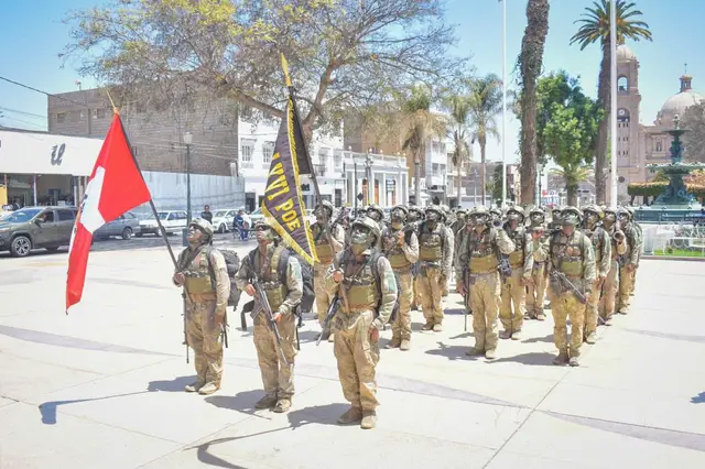 | LLEGADA DEL LXVI POE – COMANDO A LA CIUDAD HEROICA 🪖🔥 ✅ En una demostración de fortaleza, disciplina y espíritu de cuerpo, los alumnos del LXVI POE (Programa Operador Especial) – Comando culminaron con éxito la tradicional misión “Paso de los Vientos”, tras recorrer más de 320 km desde Puno, Challapalca, Alto Perú, Palca y Miculla, hasta llegar a la Ciudad Heroica de Tacna.💪🏻 ✅ A su arribo al Cuartel Albarracín, fueron recibidos por el Comandante General de la Tercera Brigada de Caballería “Tacna”, quien brindó la bienvenida al Director de la Escuela de Comandos.🪖 ✅ Con paso firme y ejemplo de liderazgo, los Místicos Instructores y sus alumnos demostraron que lo imposible es posible, cumpliendo con éxito esta exigente misión que forja el espíritu de los Hijos del Inca y los guerreros de las Fuerzas Especiales.🔥 #NDP #EjércitoDelPerú #SiempreUnidos #BrigadaDeBravosCentauros