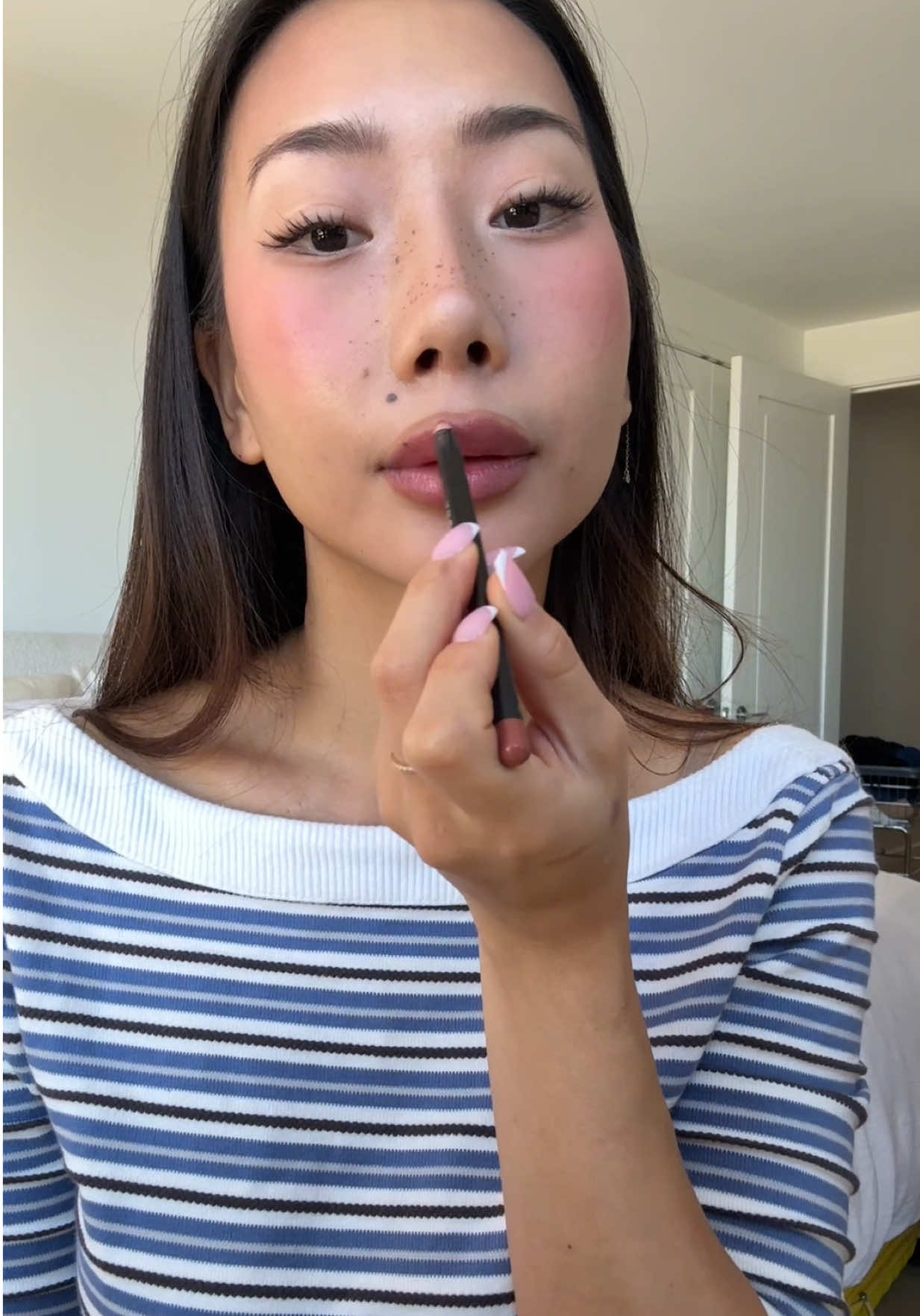 Obsessed with contouring my lipssss #grwm #makeuphacks #lipcombo 