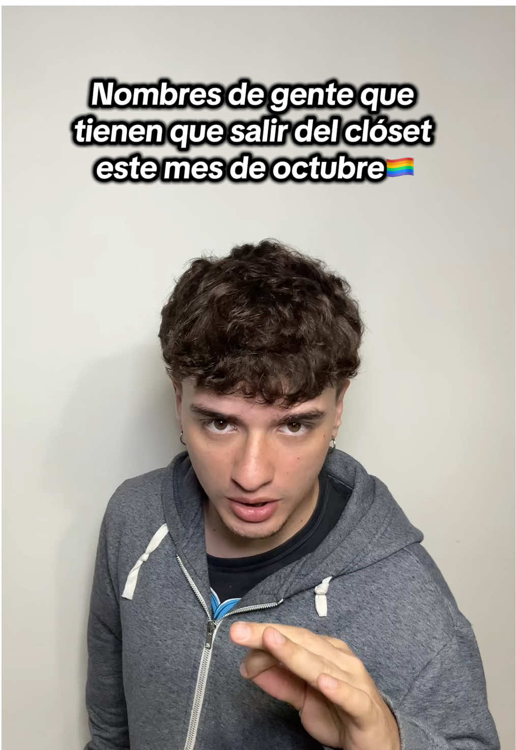 Etiquétalos, que salgan ya😌 #greenscreen #humor #amigos #closet #🏳️‍🌈 