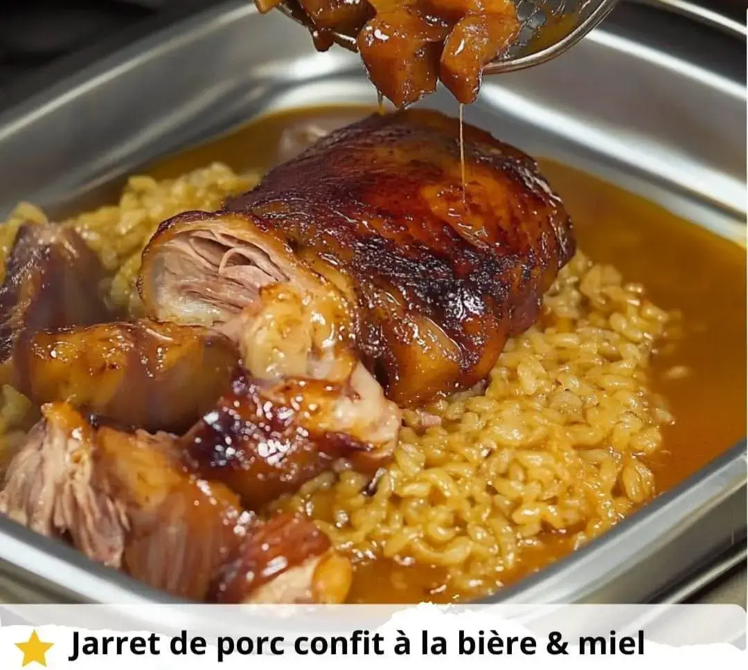 Les ingrédients nécessaires (pour 4 personnes) : 🔸2 jarrets de porc (environ 1,5 à 2 kg au total) 🔸50 cl de jus de pomme artisanal, non sucré 🔸30 cl de bouillon de volaille ou de légumes 🔸2 oignons jaunes 🔸2 carottes 🔸3 gousses d’ail 🔸1 branche de céleri 🔸2 feuilles de laurier 🔸3 brins de thym frais 🔸2 cuillères à soupe de miel (optionnel, pour une touche caramélisée) 🔸2 cuillères à soupe d’huile d’olive 🔸Sel et poivre du moulin 👉🏼Ustensiles de cuisine nécessaires Une cocotte en fonte ou un grand plat allant au four Un couteau bien aiguisé Une planche à découper Une cuillère en bois Une louche Une passoire fine (facultatif pour clarifier la sauce) Préparation étape par étape 1. Préparer les jarrets 🔸Commencez par sortir la viande du réfrigérateur 30 minutes avant la cuisson pour la laisser revenir à température ambiante. 🔸Salez et poivrez généreusement les jarrets de porc. 2. Faire revenir la viande 🔸Dans une grande cocotte, chauffez l’huile d’olive à feu moyen-vif. 🔸Faites dorer les jarrets de tous les côtés jusqu’à obtenir une belle croûte dorée. 🔸Réservez-les sur une assiette. 3. Saisir les légumes 🔸Dans la même cocotte, ajoutez les oignons émincés, les carottes en rondelles et le céleri coupé en dés. 🔸Faites revenir 5 minutes jusqu’à ce que les légumes commencent à colorer. 🔸Ajoutez l’ail écrasé, le thym et le laurier. 4. Déglacer et ajouter les liquides 🔸Remettez les jarrets dans la cocotte. 🔸Versez le jus de pomme et le bouillon de volaille. 🔸Ajoutez le miel pour une note douce et caramélisée. 🔸Mélangez délicatement. 5. Cuisson lente et confite 🔸Couvrez la cocotte et enfournez dans un four préchauffé à 150°C. 🔸Laissez cuire doucement pendant 3 à 4 heures, en arrosant les jarrets de jus de cuisson toutes les 45 minutes. 🔸La viande doit être tendre, presque confite, et se détacher facilement de l’os. 6. Finaliser la sauce 🔸Retirez les jarrets et gardez-les au chaud. 🔸Filtrez le jus de cuisson si nécessaire et faites-le réduire quelques minutes sur feu moyen pour obtenir une sauce nappante. 👉🏼Accompagnents  Une purée de pommes de terre maison crémeuse. Des légumes rôtis au four (panais, carottes, courge). Du chou braisé légèrement acidulé pour contrebalancer la douceur du jus de pomme. Des spätzles ou des pâtes fraîches pour absorber la sauce onctueuse.