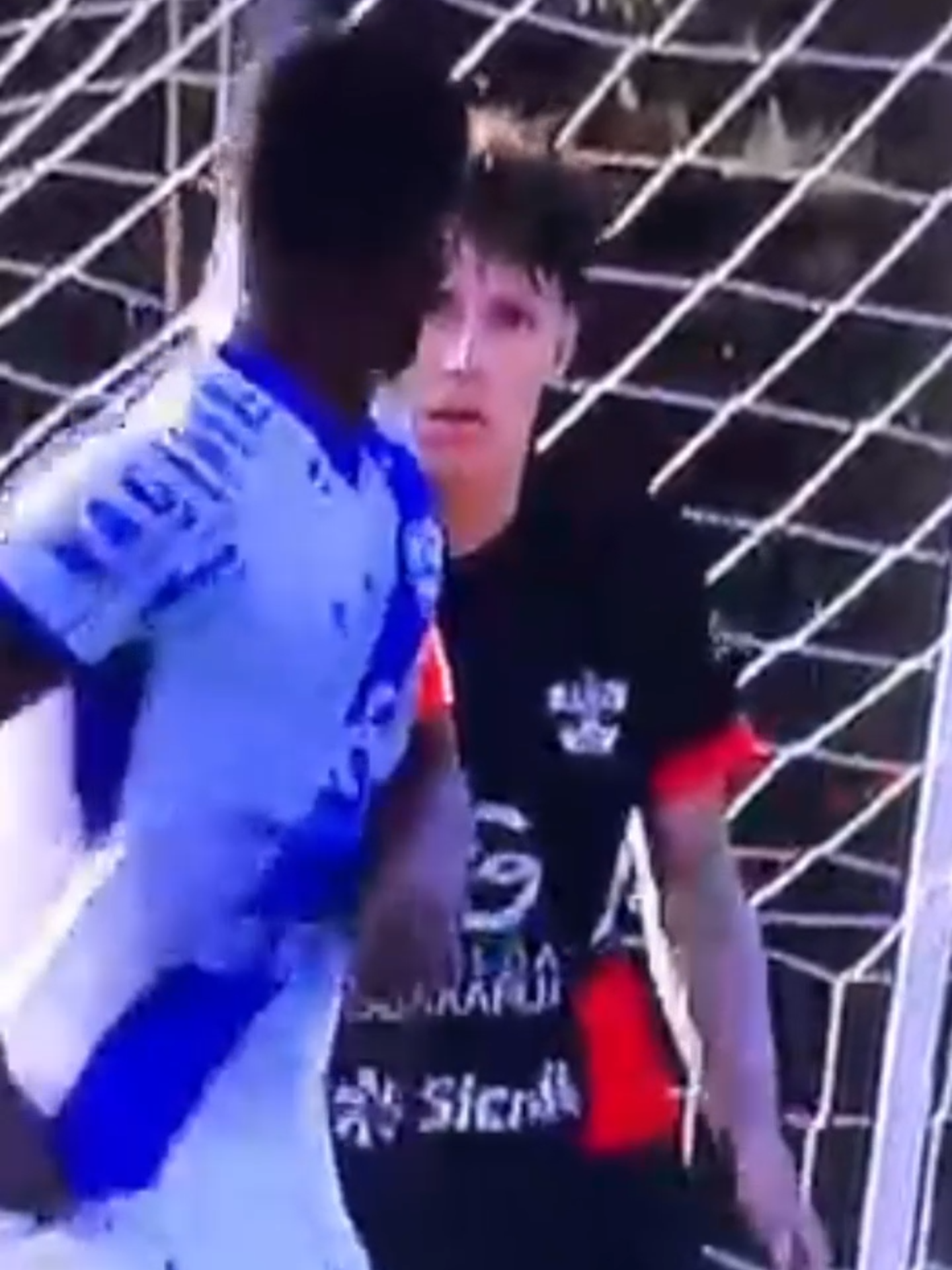 CONFUSÃO NA TAÇA FPF! 🚨 Durante o confronto entre Nacional-PR e Batel, o zagueiro PV desferiu um soco no rosto do volante Diego. Após o episódio, PV afirmou ter sido alvo de uma injúria racial e comunicou o fato ao árbitro que, diante da acusação, ativou o protocolo antirracismo, erguendo os braços com os punhos cruzados em “X”, como determina a orientação oficial. ⚽ 🎥: Federação Paranaense de Futebol #redes6