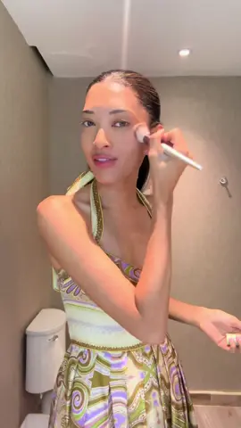 I’m in DR getting ready for the #NicoleMiller #FashionShow! Wearing my new vintage @NicoleMillerNYC dress! #grwm #santodomingo #makeup @Victoria Beckham Beauty @Pixi Beauty 