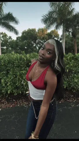 This lil song makes me wanna dance idk yalll🥵🥵😩😩😩🤌🏾 #fyp 