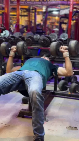 #gymlover #dumblepress #chestworkout #gym #faisalbodyfitnessclub 