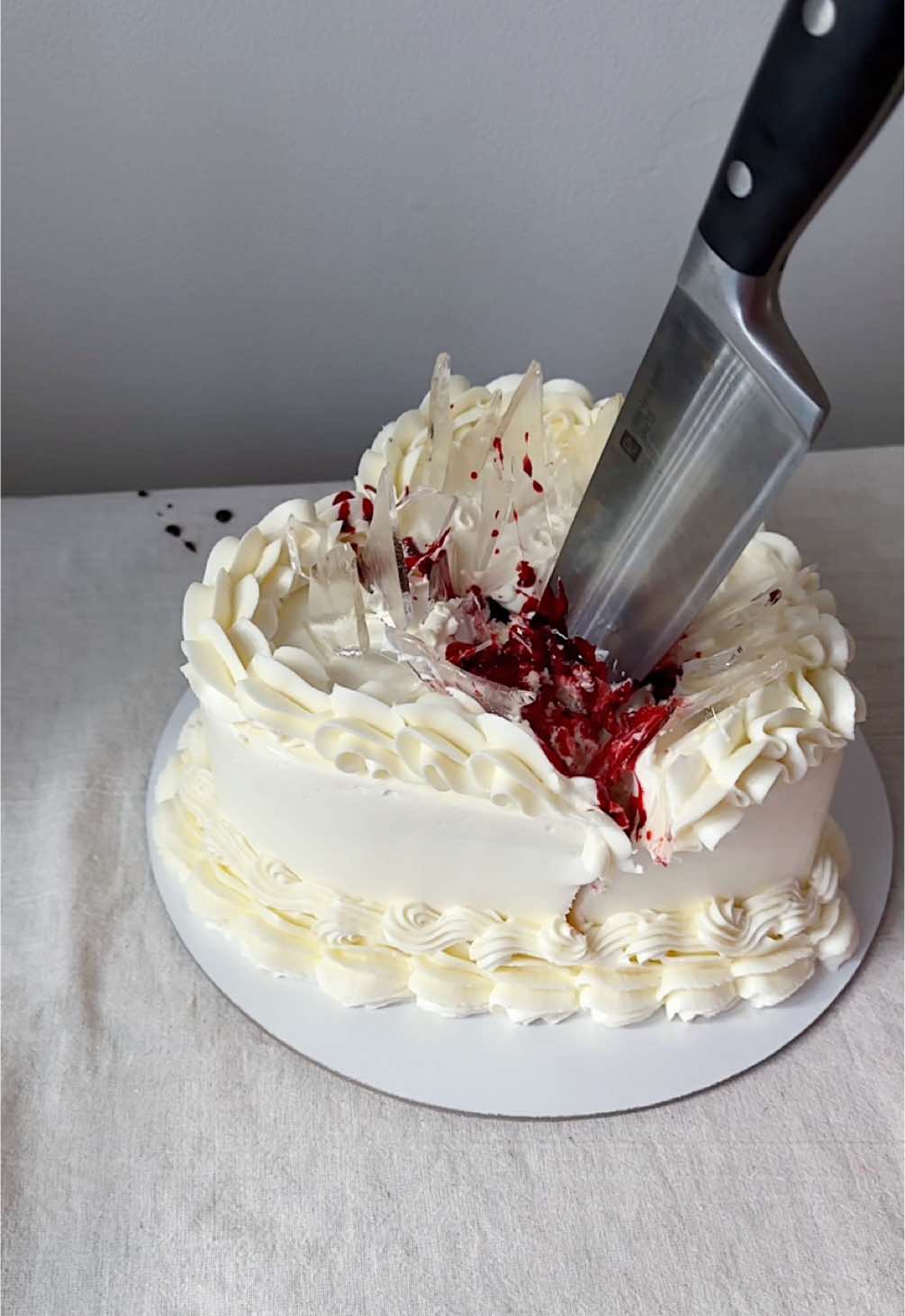Blank space cake 🔪🎂 Версия без резинового шарика, который всех смущал. Стекло из изомальта.  Фейковая кровь - клубничный сироп, чайная ложка воды с капелькой синего красителя. Изолировала торт от сиропа с помощью белого шоколада. Немного разволновалась из-за съемки и забыла положить шоколадную крышку до верхнего покрытия кремом, поэтому пришлось нанести второй слой крема. #cake #blankspace #cakedcorating #halloween #taylorswift 