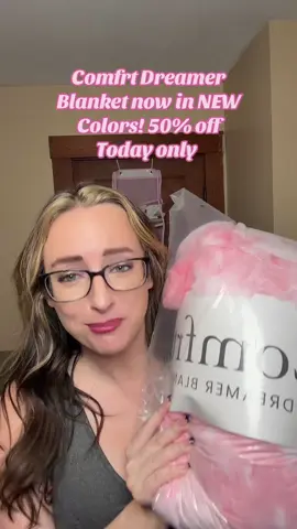 omg it’s so SOFT I love this new COLOR 😍 #dreamerblanket #comfrtdreamerblanket #comfrt #tiktokshopfalldealsforyou #comfrt @Comfrt 