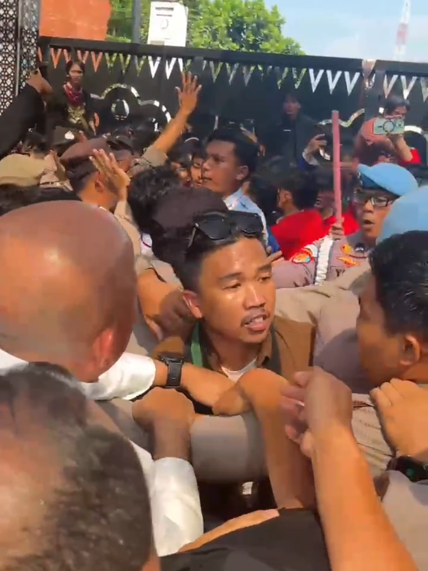 aksi Kapolda Banten saat mendinginkan suasana panas aksi unjuk rasa #kapoldabanten  #demohutbanten  #dekoricuh  #demohariini 