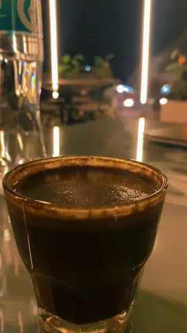 في هدوء الليل، تصبح القهوة حديثًا صامتًا يدفئ الروح ويؤنس الوحدة.