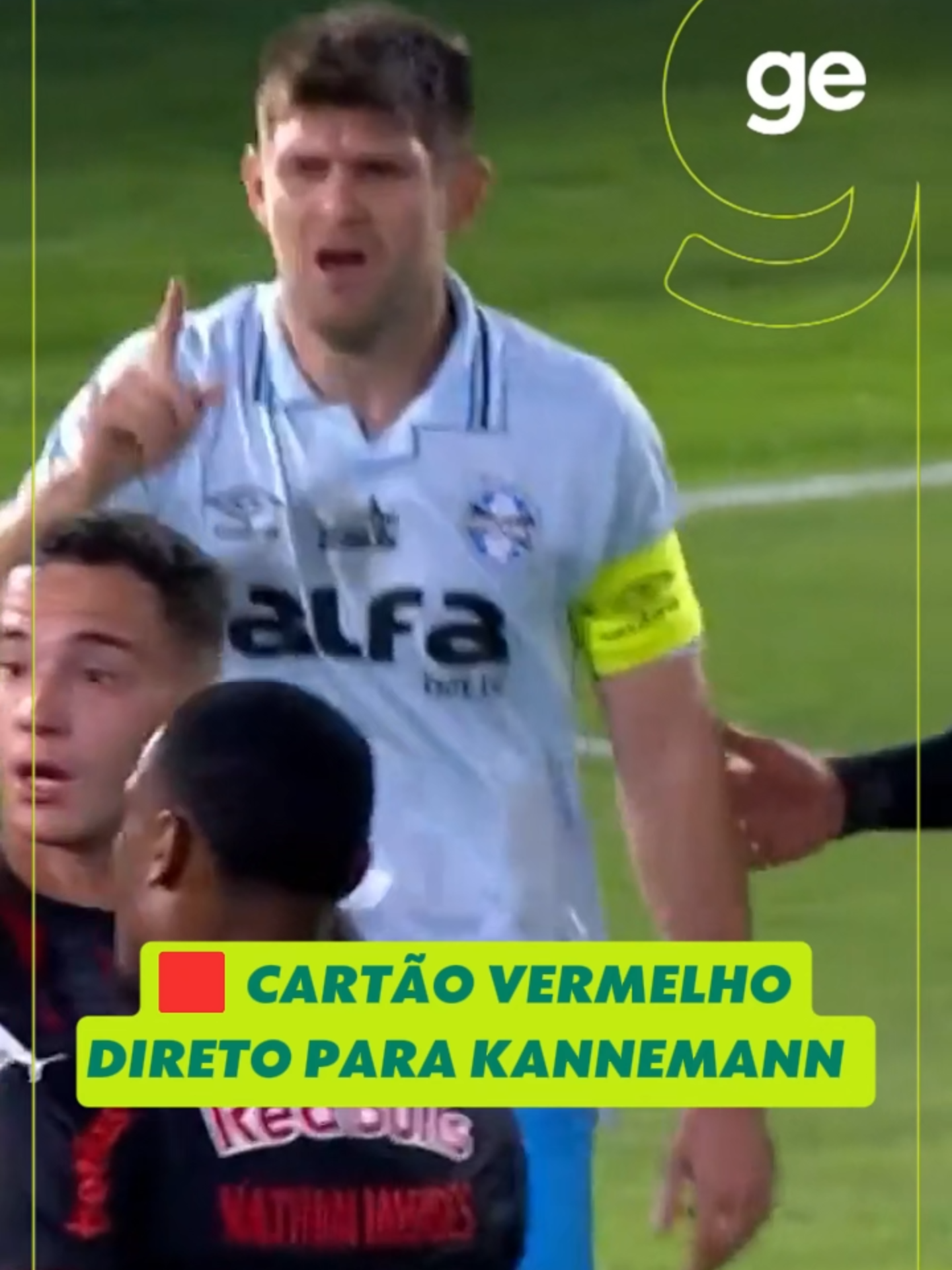 No final do primeiro tempo de Bragantino x Grêmio, Kannemann levou cartão vermelho direto, e o Tricolor ficou com um a menos. O zagueiro ficou revoltado com a expulsão.⁣ ⁣ #ge #futebol #brasileirão #gremio #bragantino #tiktoksports