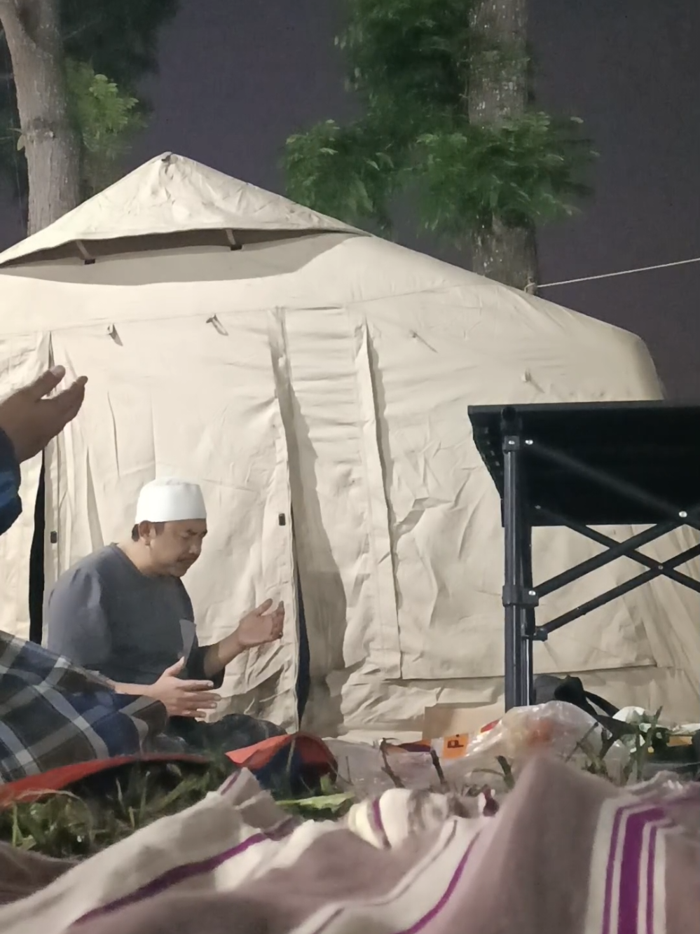 diantara keistimewaan beliau adalah asror beliau yg tinggi hingga membuat jama'ah menangis bahkan sebelum beliau berkata kata🥺🤍 (Camping bersama KHR. Kholil As'ad di Lereng Gumitir  2 Oktober 2025)  #fyp 