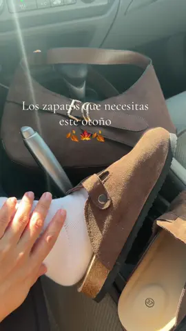 Estan muy comodos y quedan lindos con tus outfits #clogs #clogsoutfit #fallessentials #fallaesthetic #falloutfits Clogs . fall outfits . ideas de outfit para otoño . Autumn . otoño fashion. 
