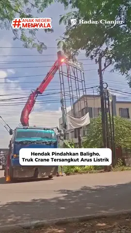 Hendak pindahkan rangka baligho, truk ini tak sengaja tersangkut ke kabel listrik dengan arus cukup tinggi sehingga mengeluarkan percikan api di sekitarnya. Beruntung tak ada korban jiwa, lokasi di wilayah Batam.