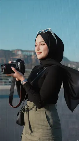 Prompt: Edit foto ini menjadi wanita muda cantik. la memakai hijab warna hitam yang berkibar karena angin. Kulit putih, merah muda, halus, berair. Riasan: Nada Alami, Putih Bening, Pipi Persik Oranye, bibir Merah Muda Oranye Muda, Mata Bulat Liner Celah Tipis. la memakai kaos ketat panjang Black Dengan Rok sepan Kargo panjang Pinggang Tinggi Hijau Zaitun. Memakai Sabuk Warna Yang Sama Dengan Rok. Tas hitam kecil Perhiasan adalah kalung liontin lingkaran, anting-anting kecil bangle dan jam tangan perak rantai, kacamata hitam frame putih Dove di kepala, gaya tampilan busana kasual yang cerah, selempang tas kecil yang keren, kenakan jam tangan hitam, pegang kamera Pose berdiri: menghadap samping kamera ada di Los Angeles. Menghadap kata Hollywood dengan ekspresi Lucu, campur aduk seksi, keren, wajah fantastis. Detail Kamera: Canon EOS R5 + RF 85mm f / 1.2L,f/1.4, 8K Sharp Pro Cahaya: dengan sinar matahari yang lembut, cocok dengan suasana pagi. Gambar tajam 8K, cahaya lembut romantis, menekankan wajah yang menonjol. Jangan ubah wajahnya #ai #geminiAI #fyp #trendgeminiai 